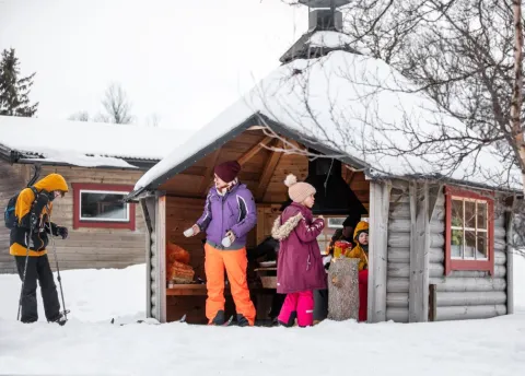 Gäster i grillkåtan